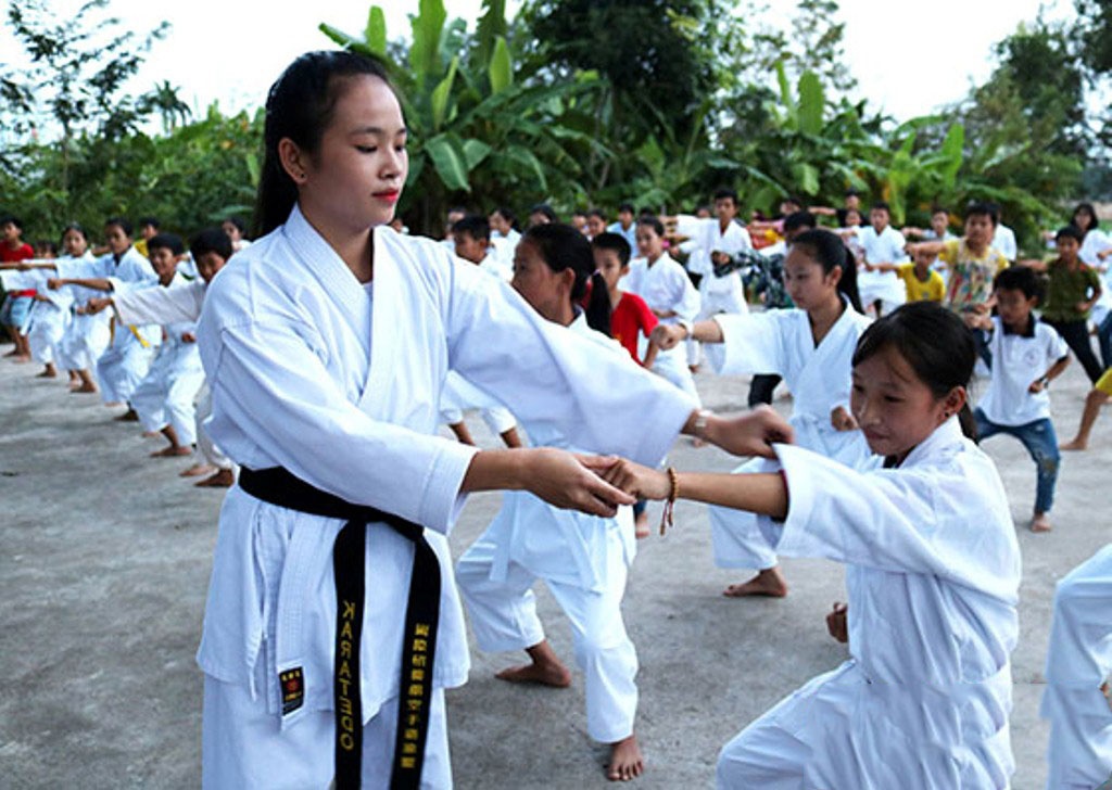 Phương bắt rắn hổ mang bằng tay