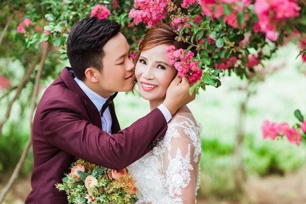 Cô dâu 62 tuổi lại khiến MXH dậy sóng về chuyện chăn gối với chú rể 26 tuổi sau 3 năm kết hôn - Hình 1