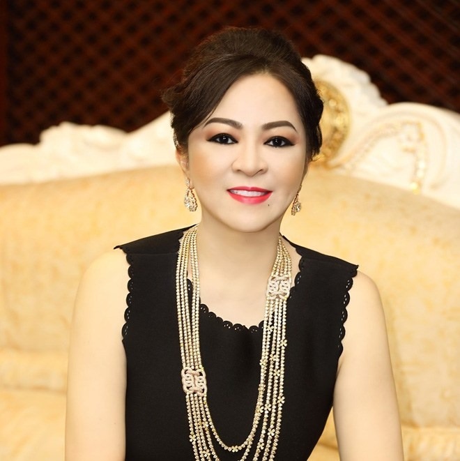 Bà Phương Hằng từng nhận bằng giáo sư danh dự, là diễn giả talk show với 2 triệu lượt xem