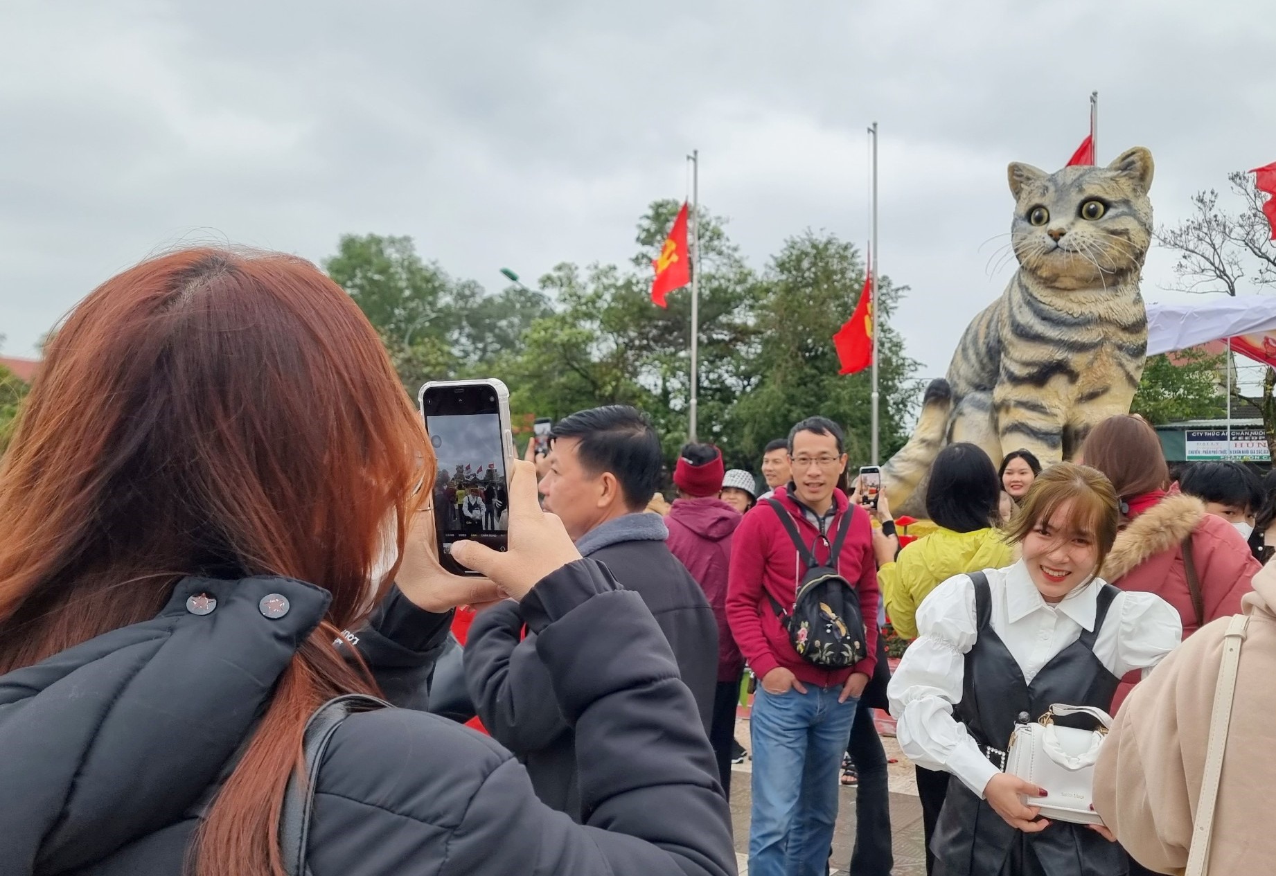 Người dân đổ xô đến chụp ảnh cùng linh vật mèo. Ảnh: Hưng Thơ.