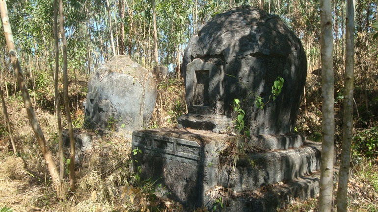 Dạng mộ cổ hình búp sen - Ảnh: THANH BÌNH