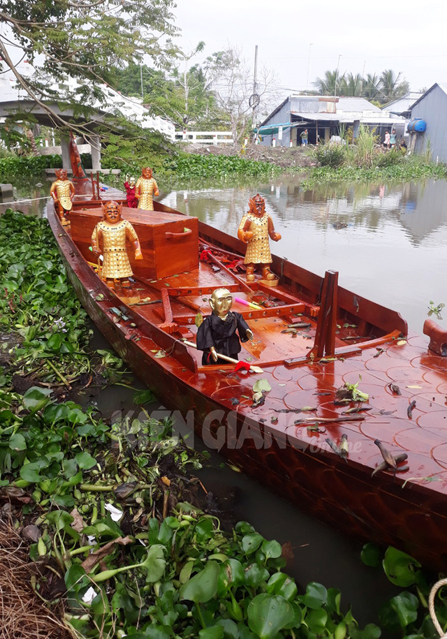 Kiên Giang: Xác minh nguồn gốc thuyền rồng trôi dạt ở U Minh Thượng | VTV.VN