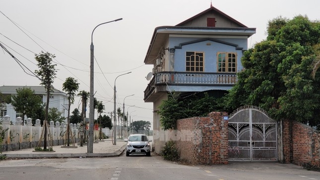 Kỳ lạ ngôi nhà "mọc" giữa đường ở Quảng Ninh