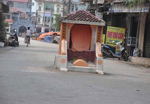 Mộ tổ mọc lên giữa đường khiến nhiều người tự hỏi: 'Thế này đi kiểu gì đây?' 3