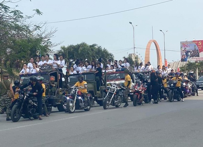 Xôn xao hình ảnh đoàn người lạ hộ tống dàn người đẹp giữa phố ở Cửa Lò - 2