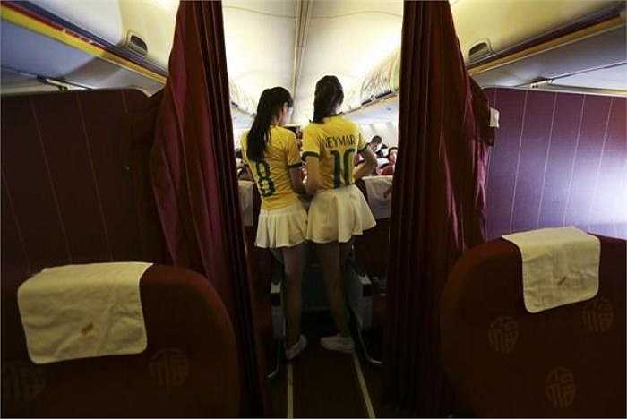 Hai nữ tiếp viên với chiếc áo số 8 và số 10 của đội Brazil đang phục vụ hành khách trong quãng thời gian bay.