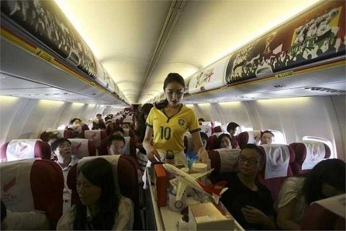 Với việc Trung Quốc không được góp mặt tại World Cup 2014, ban lãnh đạo của Hãng Lucky Air đã quyết định cho nhân viên mặc bộ đồng phục của nước chủ nhà Brazil.