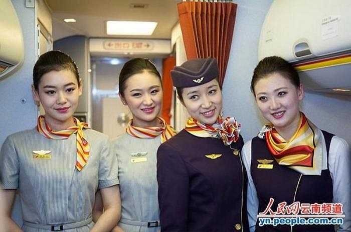 Còn đây là bộ đồng phục thường ngày của tiếp viên hàng không hãng Lucky Air.