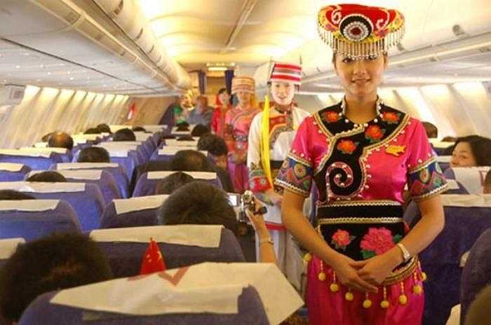 Hãng máy bay này cũng được biết đến với việc thường cho các nhân viên mặc những bộ trang phục dân tộc.