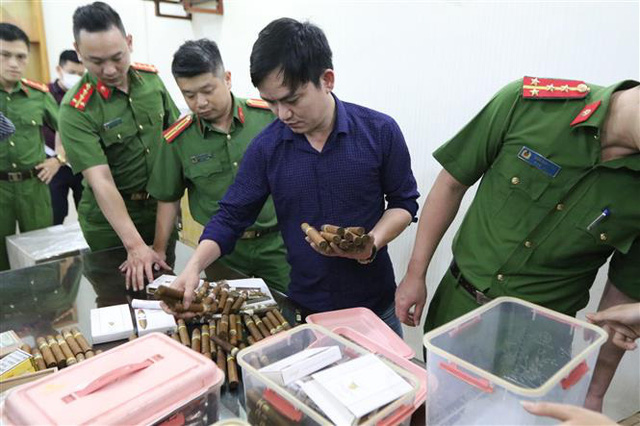 Vụ buôn lậu hơn 10.000 điếu cigar: Nam tiếp viên hàng không đối mặt mức án đến 10 năm tù | VTV.VN