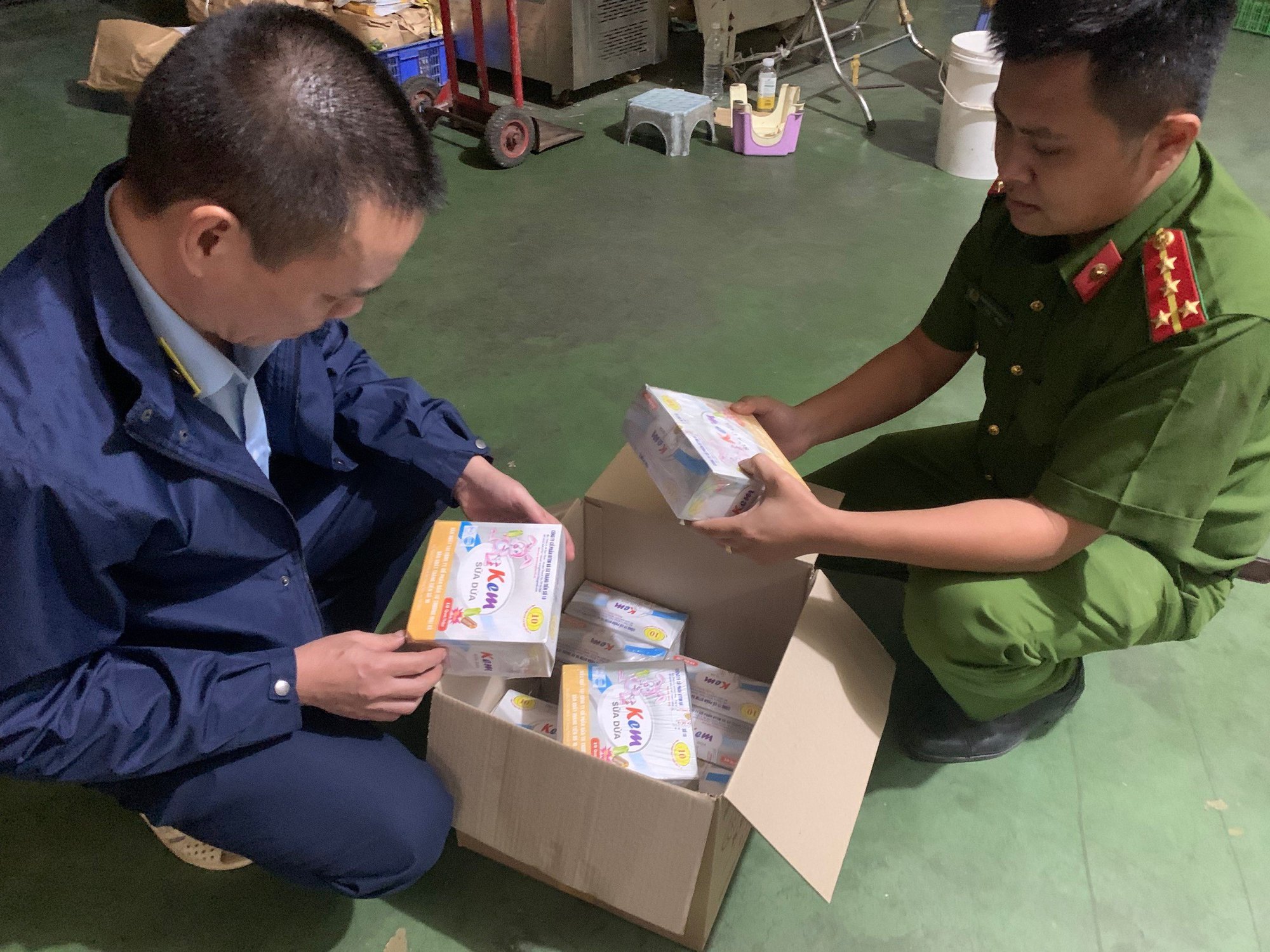 Hà Nội: Thu giữ 30.000 que kem làm từ sữa hết hạn sử dụng