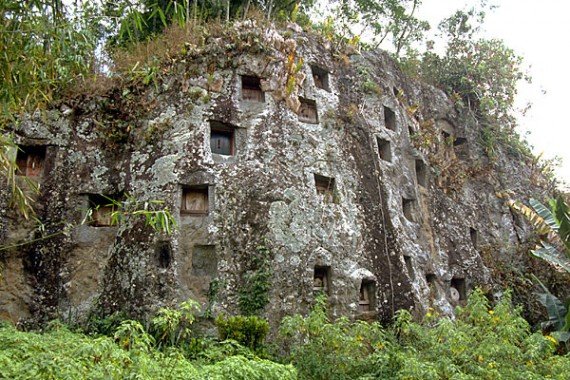 Tana-Toraja-cliff-burial-2-570x380 3