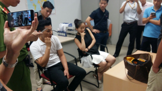 Hai vợ chồng Ngọc Anh (ngồi) bị bắt giữ vì buôn lậu vàng - ảnh: Chi cục hải quan cửa khẩu sân bay Nội Bài cung cấp 