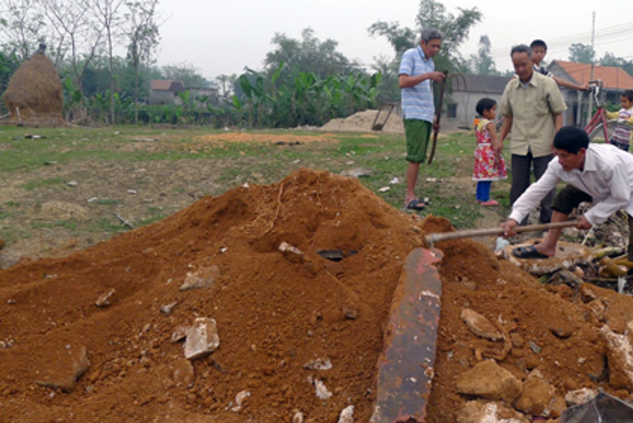 Nghệ An: Xôn xao phát hiện ngôi mộ "lạ" khi đào móng xây trường
