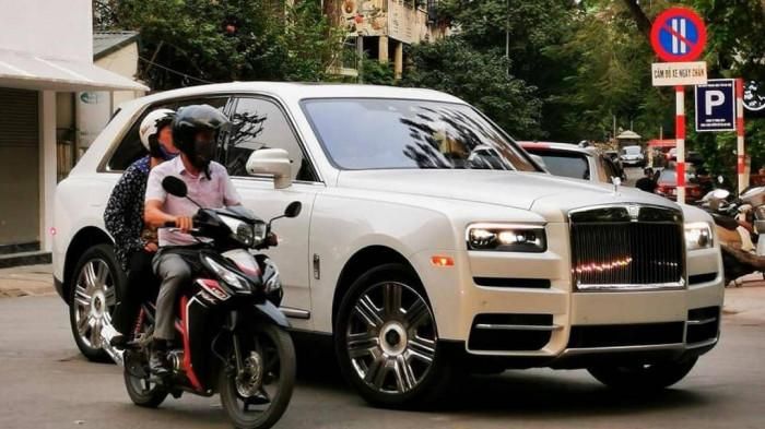 Rolls Royce Cullinan là SUV siêu sang có giá lăn bánh đắt nhất Việt Nam với tổng chi phí ra biển trắng là khoảng 40 tỷ đồng. Ảnh minh họa