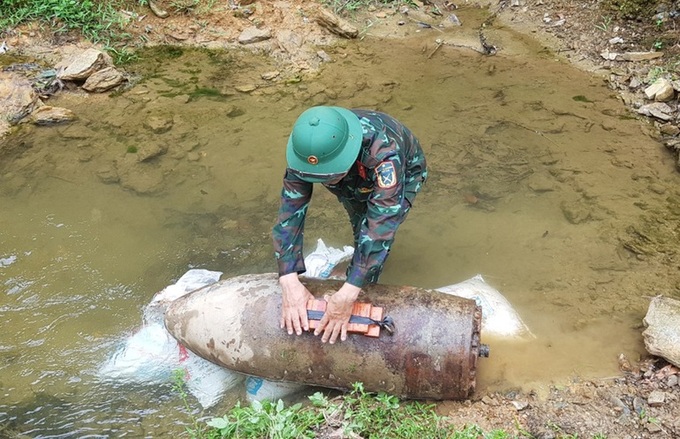 Hà Nội: Phát hiện quả bom nặng hơn 500kg trên sông Đuống - 1