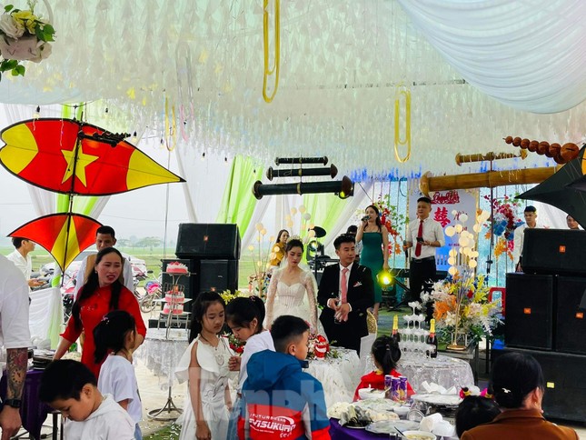 Độc lạ đám cưới ở Nghệ An trang trí sáo và hơn 50 cánh diều 'khủng' hàng trăm triệu đồng ảnh 4